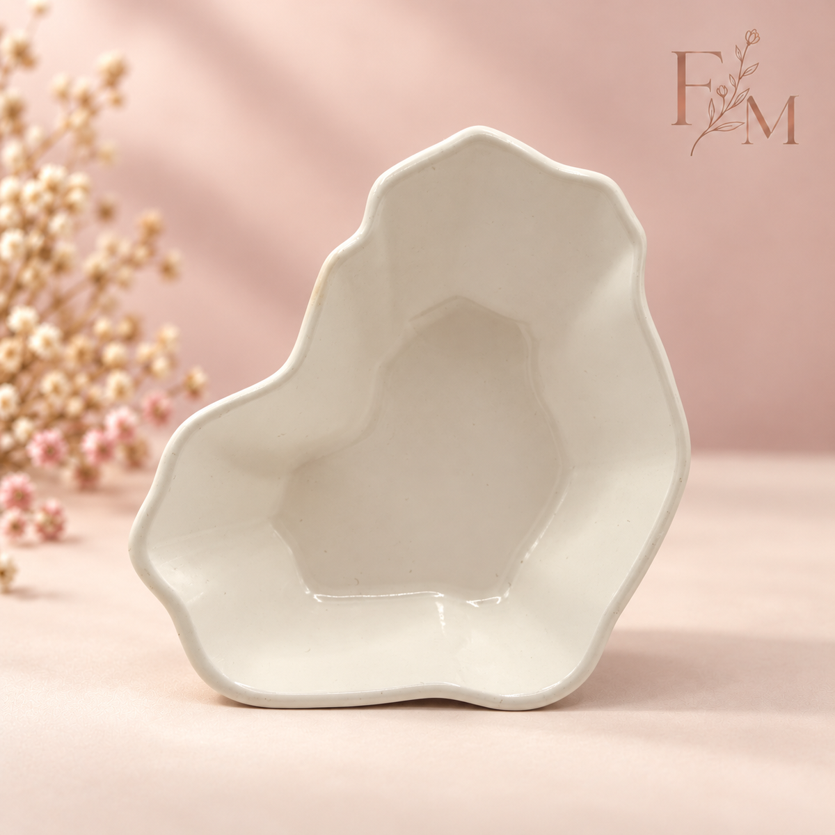 Bol decorativ cu formă organică – Alb-crem, finisaj lucios